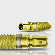 [Translate to Italian:] Dentalimplantat mit Micro-UDI-Code (gelb eingefärbt)