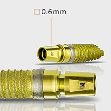 Dentalimplantat mit Micro-UDI-Code (gelb eingefärbt)